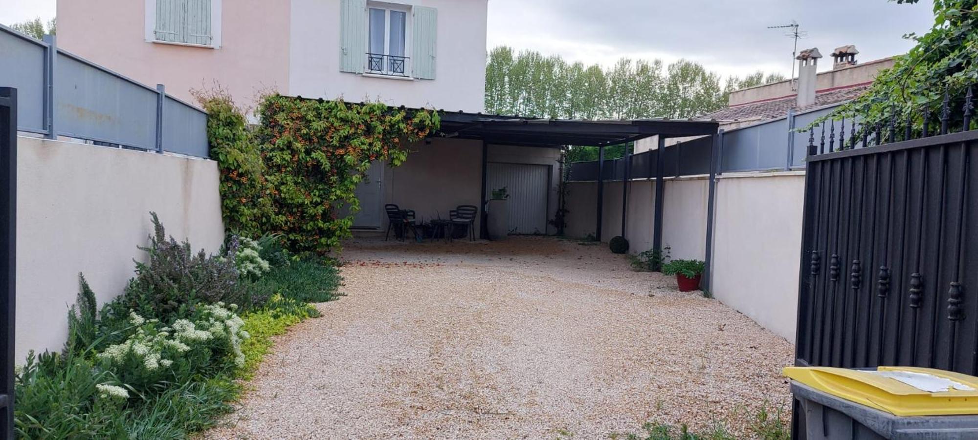 Maison Entiere Redessan Extérieur photo
